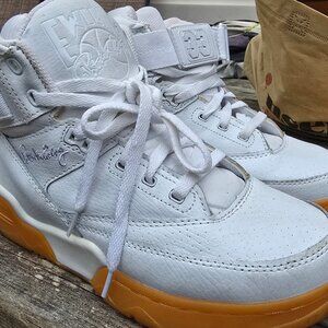 ewing sneakers pre-owned size 7.0 men's 8.5 womens